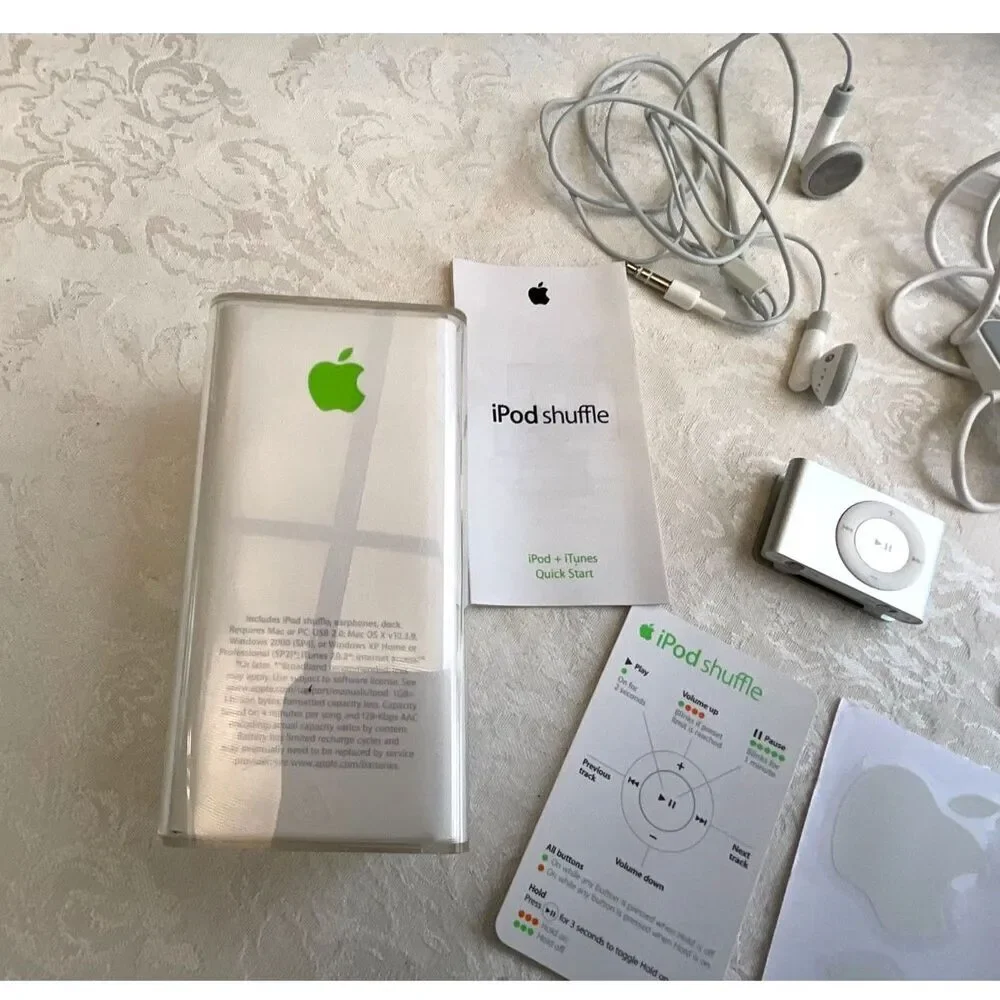 Apple Silver Ipod shuffle 2nd generation with box and all pieces 2006 engraved